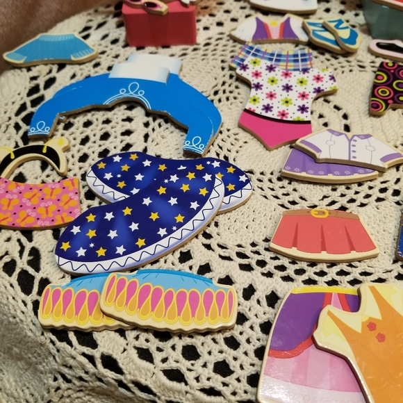 EUC 54 pcs. 2 magnetic dress dolls - Picture 11 of 13